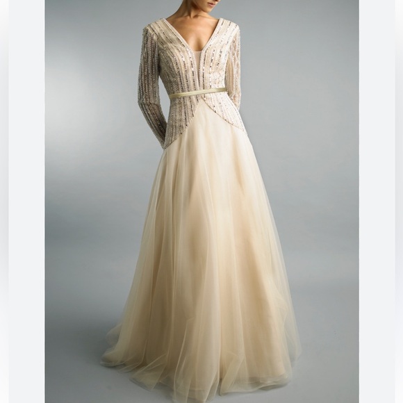 BASIX BLACK LABEL LONG SLEEVE SEQUINED GOWN IN CHAMPAGNE SIZE 6 - Picture 4 of 16